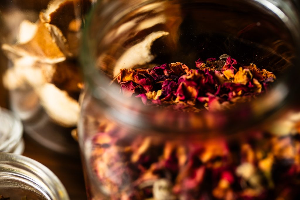 Erbe, resine e fiori: gli ingredienti naturali usati nella distillazione