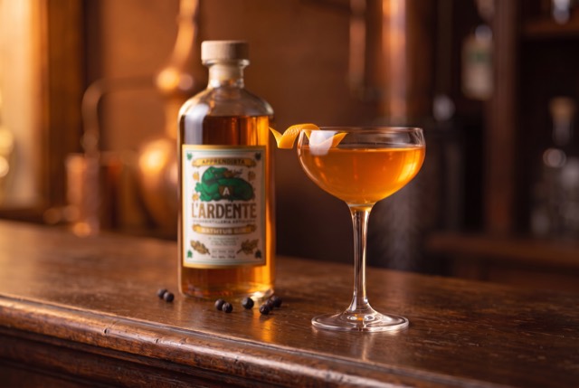 Apprendista Nr. 1 — cocktail firmato L'Ardente, servito in coppa con zest d'arancia